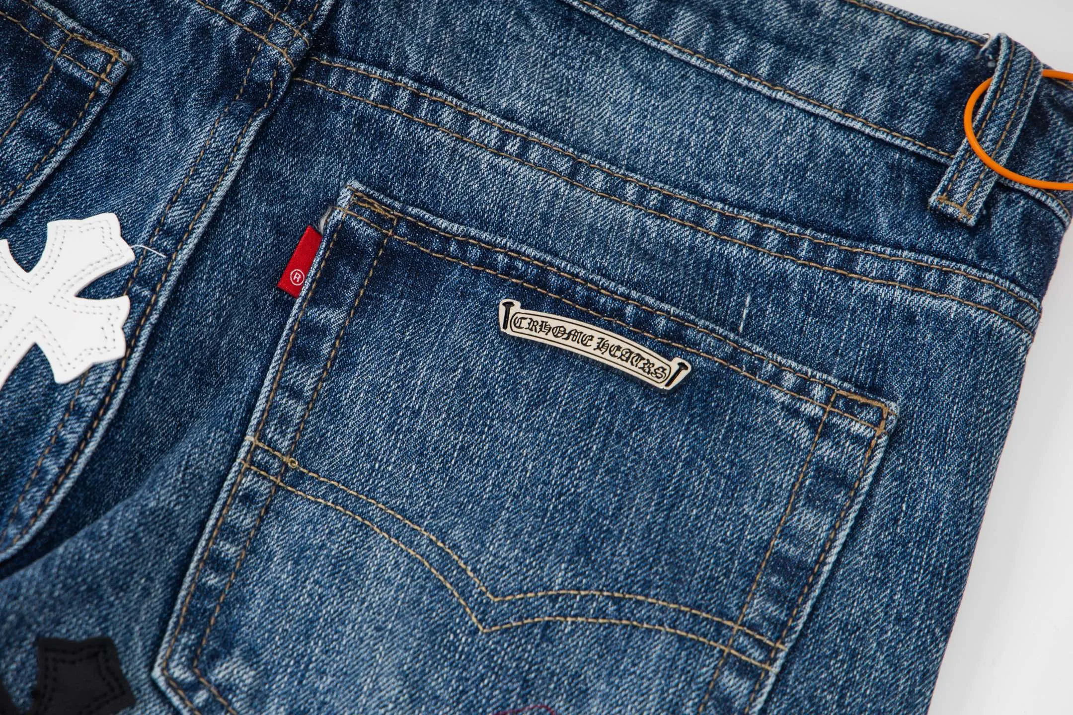 P240 Chrome Hearts Chrome Hearts blue pants, black and white multi-leather jeans, multi-leather label work jeans, ch jeans, all need to be washed and then disassembled and hand-stitched with sheepskin cross leather and then spliced to complete. The whole process is too complicated to describe. About Chrome Hearts This is an extremely luxurious fashion brand that can also be called the nobility of the high street. It has always been an exclusive brand for some hipsters or rich second generations. Compared with ordinary high streets, it is more luxurious and noble. Compared with luxury brands, it is more fashionable and individual. It has always been a brand that I have a special liking for. Style number: 1790# Color: blue Size: 28 30 32 34 36